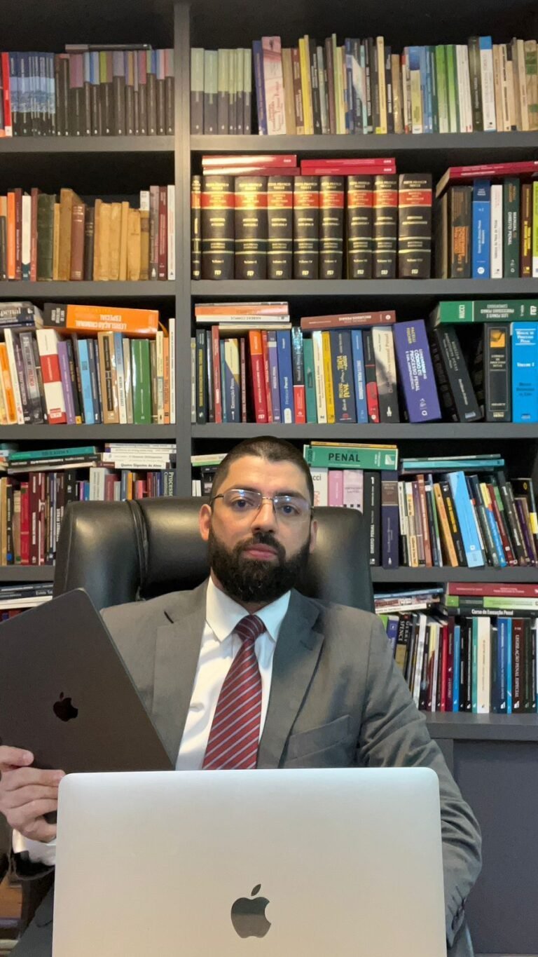 Curso Talon – Vale a Pena? Veredicto Sobre Evinis Talon 4 https://cursoss.com.br/hub-de-conhecimento/ Imagem promocional do Curso Talon de Direito Penal mostrando análise de valor do método do professor Evinis Talon