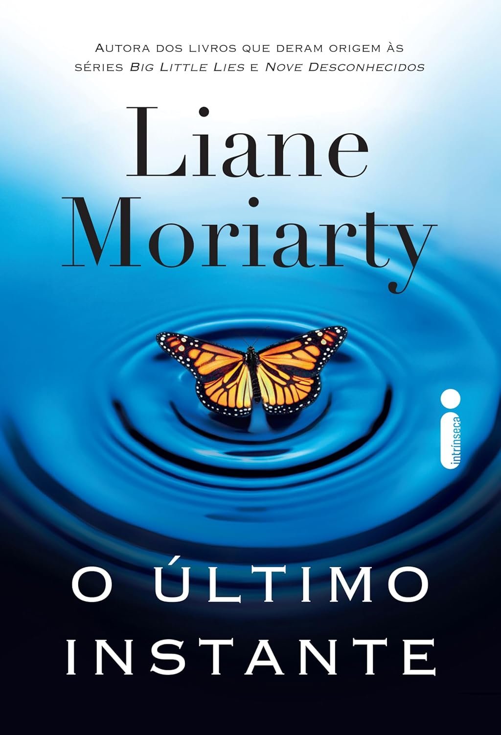 Mulher enigmática no interior de um avião, com passageiros observando-a com mistério e medo, capturando a essência da previsão fatalista do romance 'O Último Instante' de Liane Moriarty.