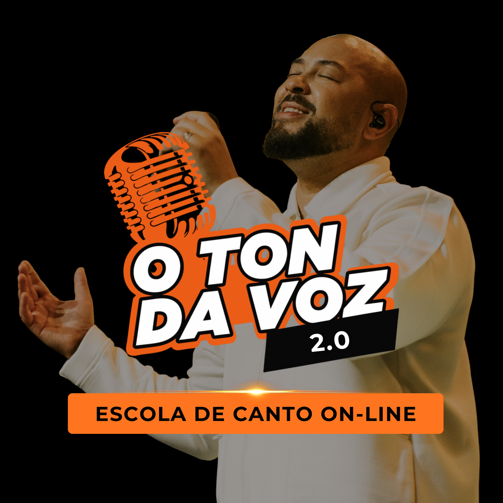 Ton da Voz: Desperte sua voz única em 30 dias 1 https://cursoss.com.br/ton-da-voz-desperte-sua-voz-unica/ Imagem promocional do curso Ton da Voz by Ton Carfi mostrando um microfone e notas musicais