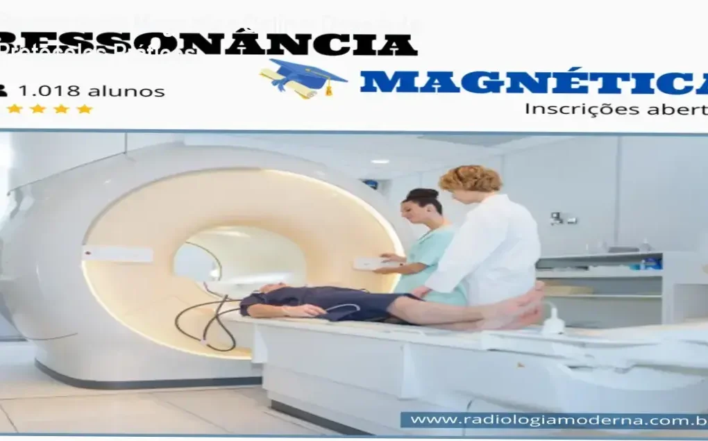 Profissional de radiologia analisando protocolos de posicionamento em uma tela de computador.