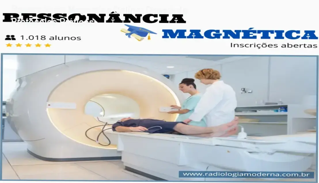 Profissional de radiologia analisando protocolos de posicionamento em uma tela de computador.