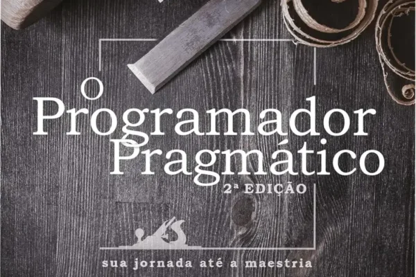 Capa do livro O Programador Pragmático 2ª edição de Andrew Hunt e David Thomas sobre mesa de desenvolvedor