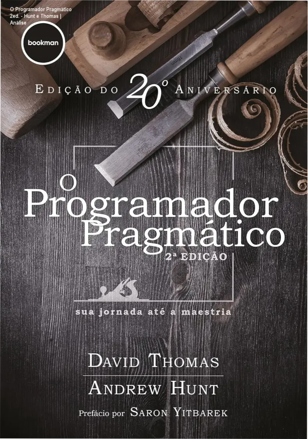 Capa do livro O Programador Pragmático 2ª edição de Andrew Hunt e David Thomas sobre mesa de desenvolvedor