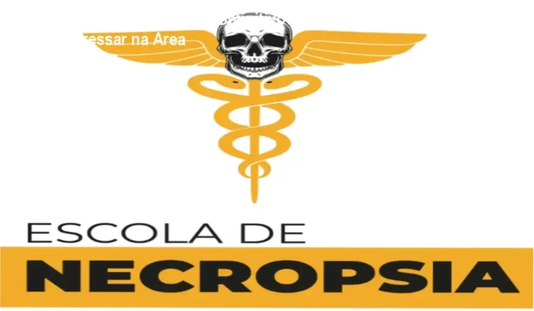 Especialista analisando a grade curricular do Curso Escola de Necropsia em Ciências Mortuárias